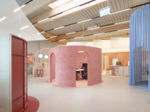 Durch die Neugestaltung beginnt der Urlaub bereits im Reisebüro – mit einem Raum, der inspiriert. © Oberhofer