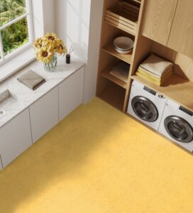 Auch Linoleum ist ein Produkt der Natur aus Leinöl, Kieferharz, Kalkstein, Kork-Holzmehl, Erdfarben und Jute als Trägermaterial. Besonders schön: Die Kollektion „Lino“ von Lico, hier im Design „Marmor Zitrone“.© Lico