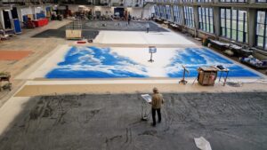 Die intensive Zusammenarbeit zwischen den Gewerken ist eine der Besonderheiten der Dekorationswerkstätten. Im Bild der große Maalsaal. © Art for Art