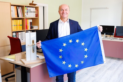 "Positiv wirken sich insbesondere die EU-Initiativen im Bereich Nachhaltigkeit aus. Die Wiener Tischlereien profitieren vom Trend zu ökologischen, reparaturfähigen und langlebigen Produkten", sagt der Wiener Landesinnungsmeister Ludwig Weichinger-Hieden anlässlich 30 Jahren EU-Mitgliedschaft. © WKW