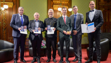 Die Preisträger Prof. Dr. Strube, Dr. Rössler und Thomas Höfer mit den diesjährigen Gewinnern der H. F. Mark-Medaillen Prof. Dr. Clemens Holzer (Montanuniversität Leoben), Dr. Ralph Theuer (KremsChem Holding) und Dr. Dietmar Loidl (ehem. OFI Geschäftsführer) (v.re.n.li.). © OFI / Michael Pyerin