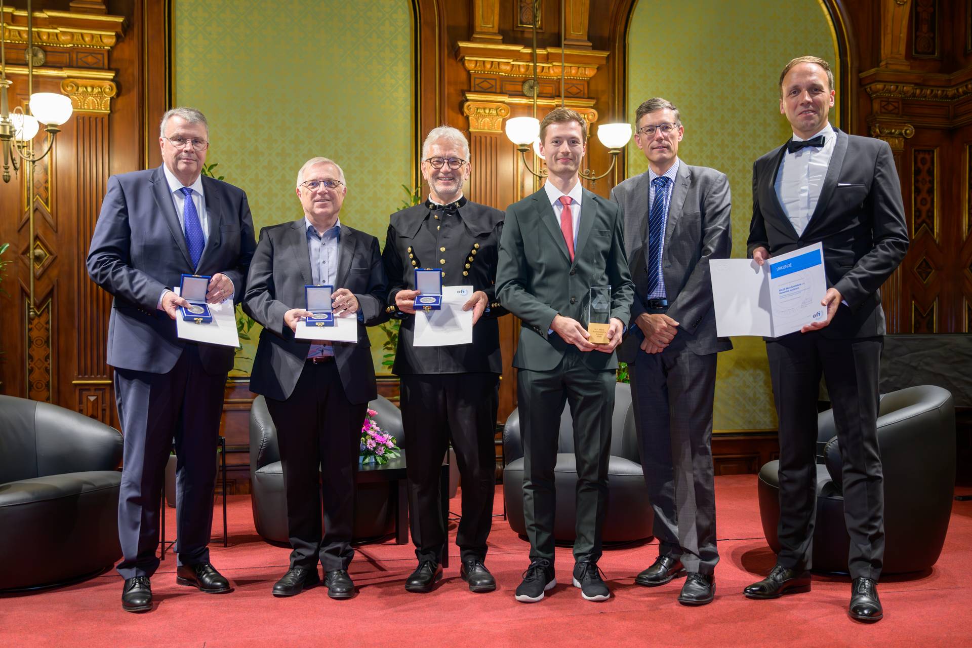 Die Preisträger Prof. Dr. Strube, Dr. Rössler und Thomas Höfer mit den diesjährigen Gewinnern der H. F. Mark-Medaillen Prof. Dr. Clemens Holzer (Montanuniversität Leoben), Dr. Ralph Theuer (KremsChem Holding) und Dr. Dietmar Loidl (ehem. OFI Geschäftsführer) (v.re.n.li.). © OFI / Michael Pyerin