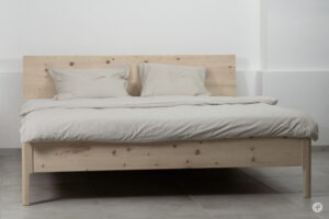 Leicht und massiv zugleich: Ligero, ein Zirbenholzbett auf schlanken Birken-Beinen.© Peter Postlmayr 