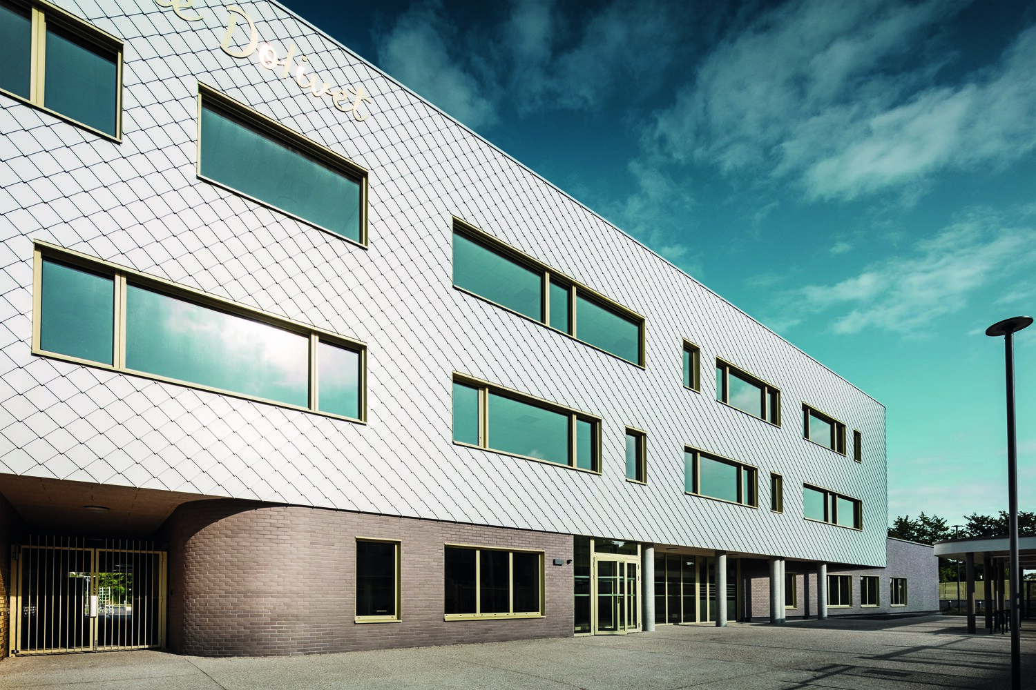 Das Architekturbüro Clarc Architectes realisierte in Cesson-Sévigné nahe Rennes das Collège Léontine Dolivet mit einer silbrig schimmernden Aluminiumfassade. © Prefa / Croce & Wir