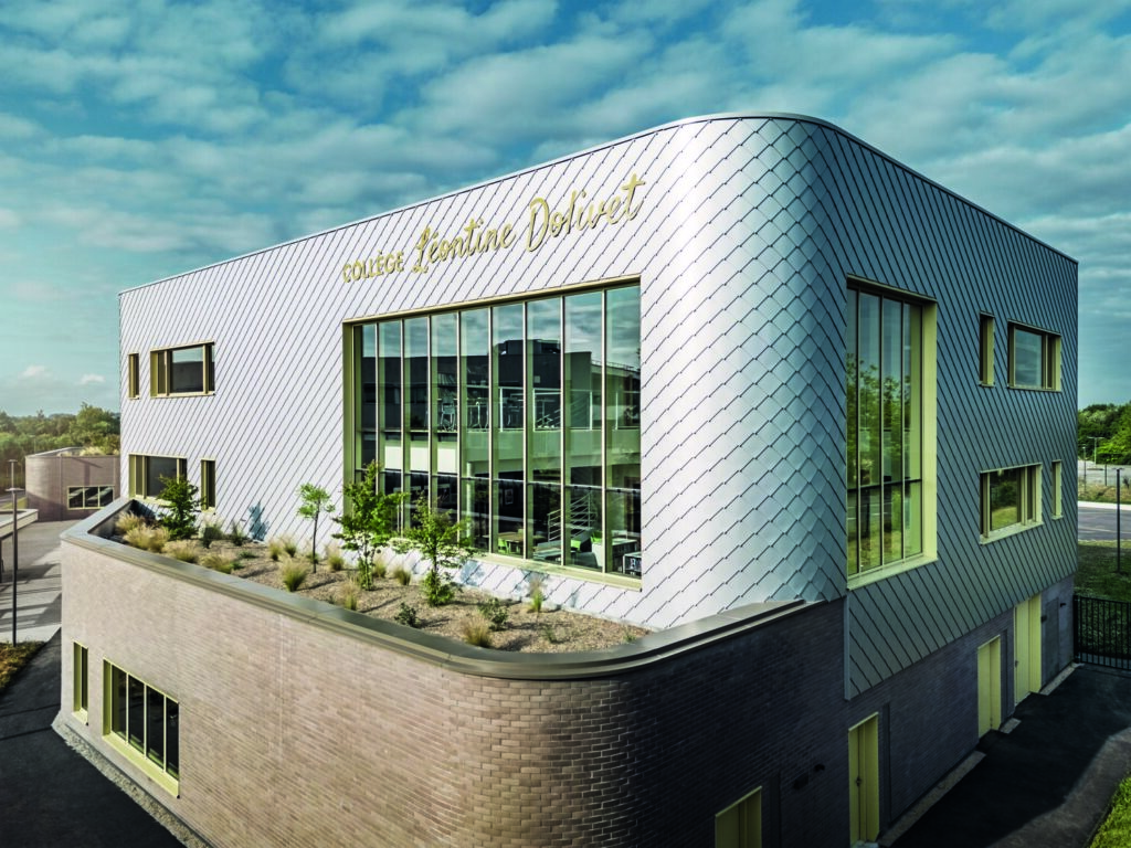 Rund 15.000 Prefa Wandrauten 29 × 29 in Silbermetallic umhüllen den Baukörper und lassen ihn leicht und lebendig erscheinen. © Prefa / Croce & Wir