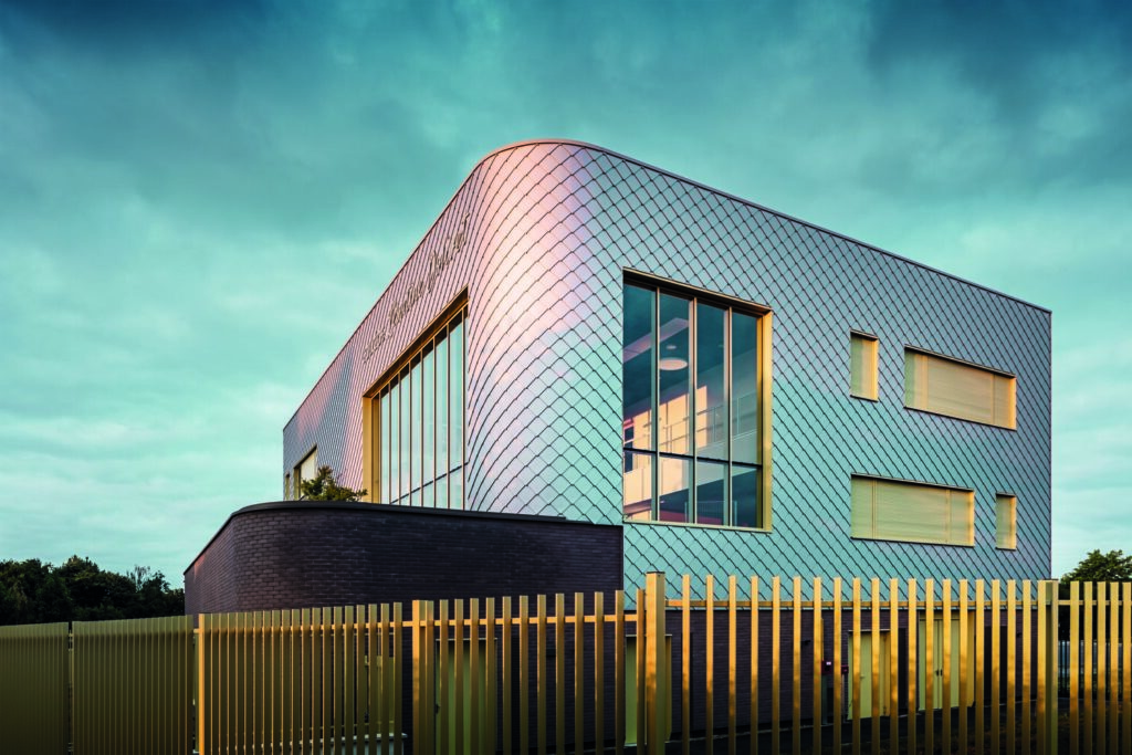 Das changierende Metall verleiht der Schule eine elegante und beständige Wirkung. © Prefa / Croce & Wir