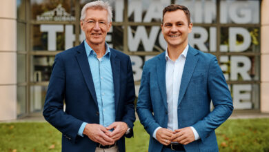 Christian Bako (rechts) übernimmt bei Saint-Gobain die Leitung der Region Deutschland und Österreich von Raimund Heinl, der in den Ruhestand wechselt. © Saint-Gobain
