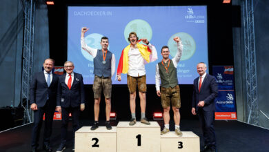 So sehen Sieger aus! Die drei besten Dachdecker der AustrianSkills 2025: Sieger Raphael Feichtinger aus Kärnten, Silbermedaillengewinner Florian Koch aus Oberösterreich und der Drittplatzierte Paul Keplinger, ebenfalls aus Oberösterreich. © SkillsAustria / Max Slovencik / Florian Wieser