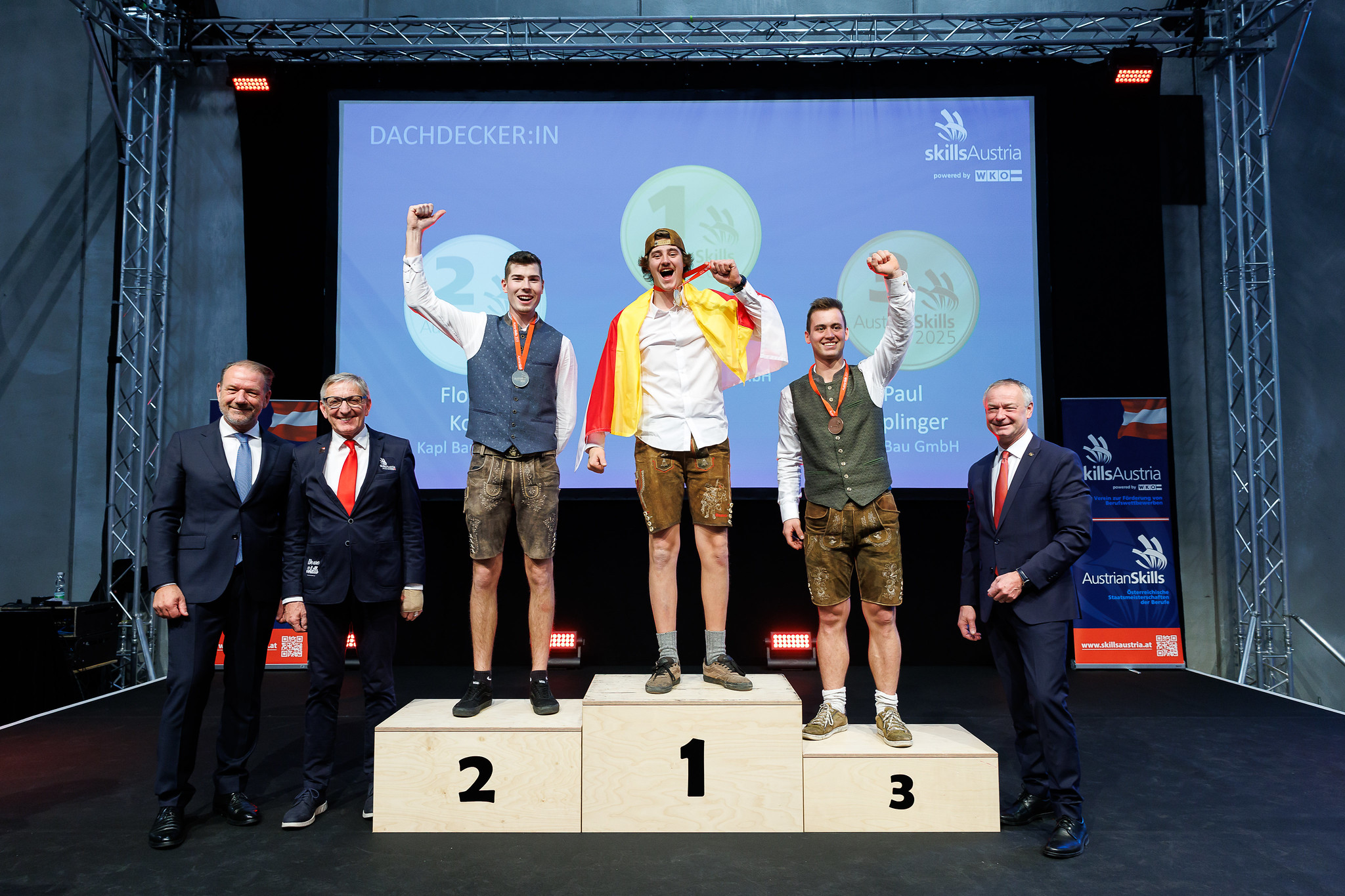 So sehen Sieger aus! Die drei besten Dachdecker der AustrianSkills 2025: Sieger Raphael Feichtinger aus Kärnten, Silbermedaillengewinner Florian Koch aus Oberösterreich und der Drittplatzierte Paul Keplinger, ebenfalls aus Oberösterreich. © SkillsAustria / Max Slovencik / Florian Wieser