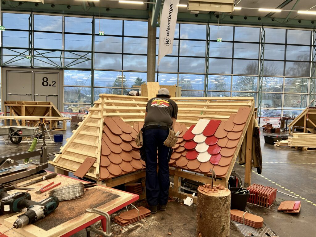 Am ersten Wettbewerbstag musste eine Biberschwanz-Doppeldeckung (Wienerberger) hergestellt werden. © Birgit Tegtbauer