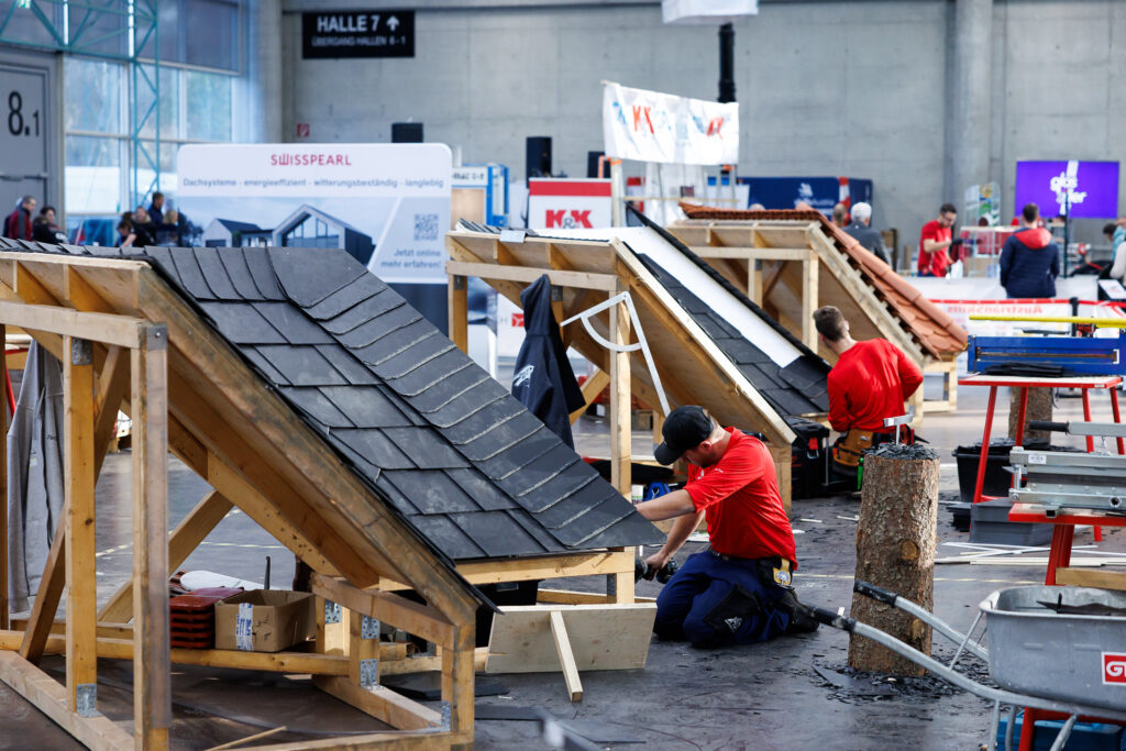 An Tag zwei und drei mussten die sieben Teilnehmer eine Faserzementeindeckung (Swisspearl) mit einer Herzkehle ausführen. © SkillsAustria