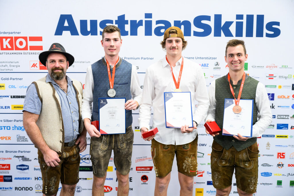 Die drei besten jungen Dachdecker Österreichs 2025 mit ihrem Experten Anton Matlas. © SkillsAustria