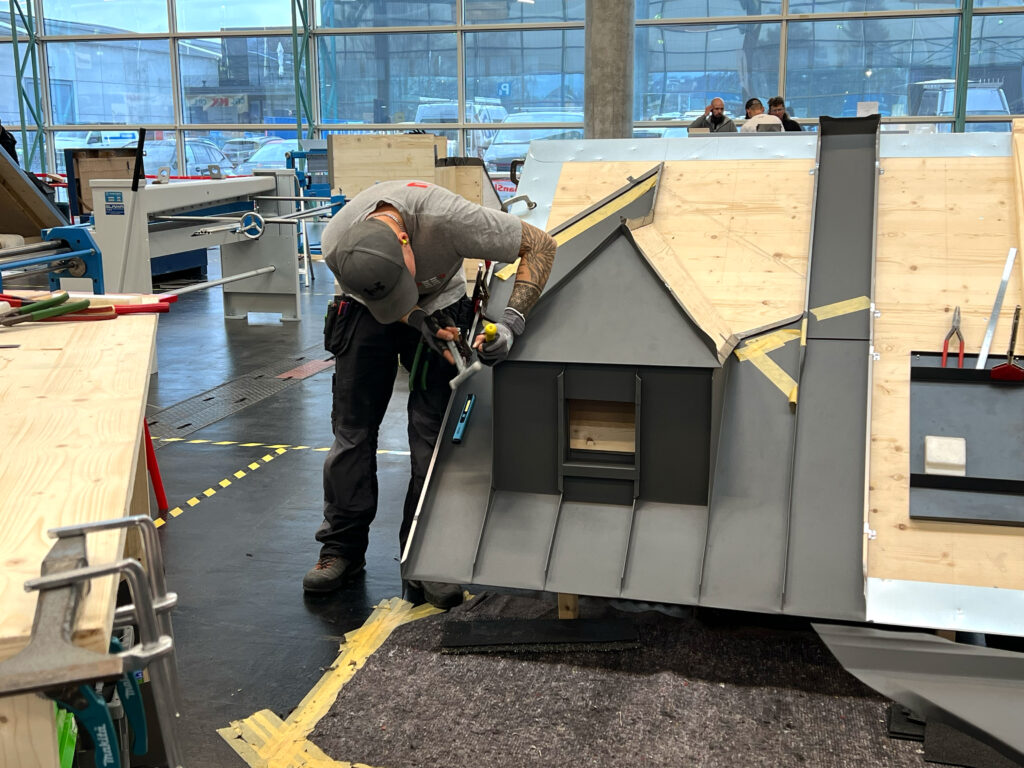 Die Teilnehmer der AustrianSkills hatten innerhalb der drei Wettbewerbstage ein Pultdach mit Doppelfalzdeckung mit einer eingebundenen Walmdachgaupe herzustellen. © Birgit Tegtbauer