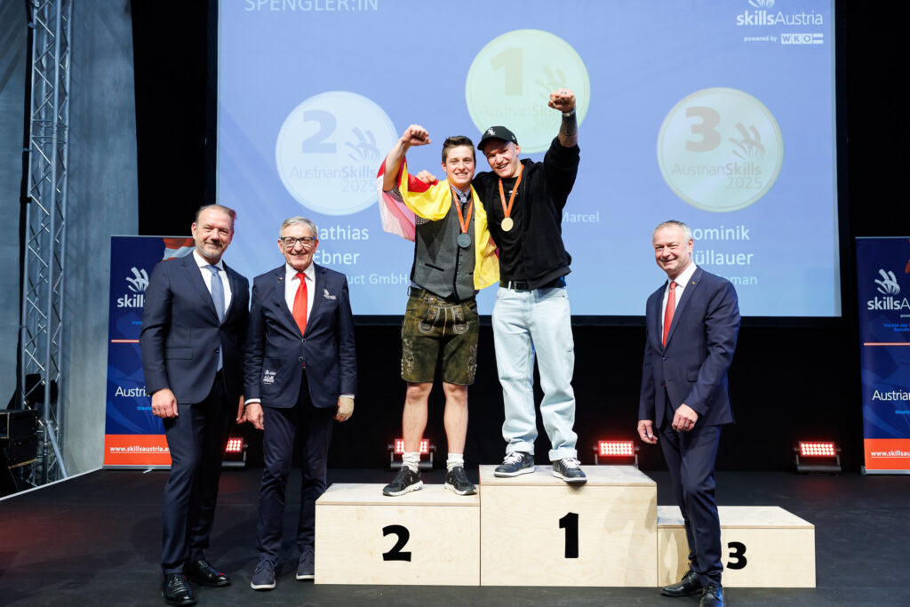Linus Aschauer aus Tirol erarbeitete sich die Goldmedaille bei den AustrianSkills 2025, gefolgt von Silbermedaillengewinner Mathias Ebner aus Kärnten. © SkillsAustria / Max Slovencik / Florian Wieser 