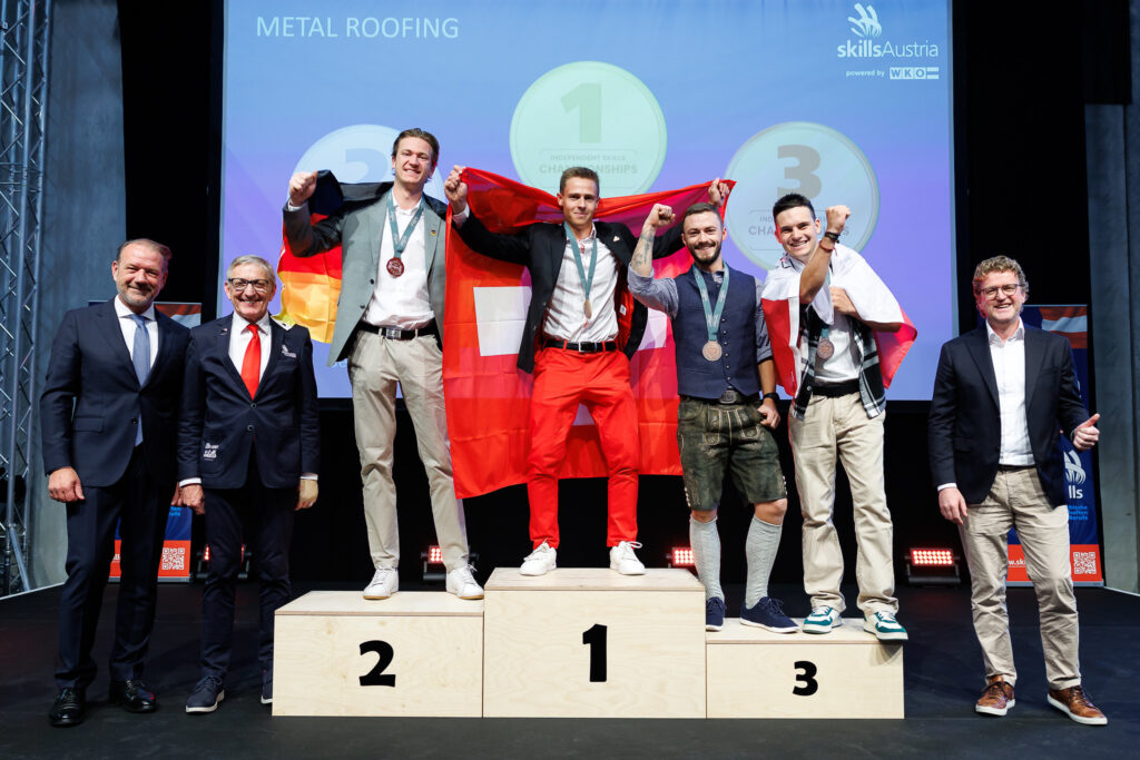 Die besten jungen Spengler Europas: Gold für Nicola von Siebenthal aus der Schweiz, Silber für Quentin Gramm aus Deutschland und Bronze für Jakob Gratl aus Österreich und ex aequo Alex Wohlgemuth aus Italien. © SkillsAustria / Max Slovencik / Florian Wieser 