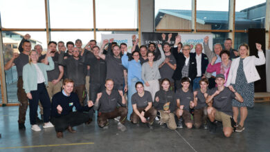 Die Möbeltischlerei Schmidhuber steht für zukunftsorientiertes Wirtschaften, Ressourcenschonung und das Einbinden von Mitarbeitenden, um Arbeitsprozesse zu optimieren. Von umwelt service salzburg erhält Unternehmen das umwelt blatt salzburg2025 in der Kategorie „ressourceneffizient fertigen“, eine Auszeichnung für herausragendes Umweltengagement. © uss/Franz Neumayr