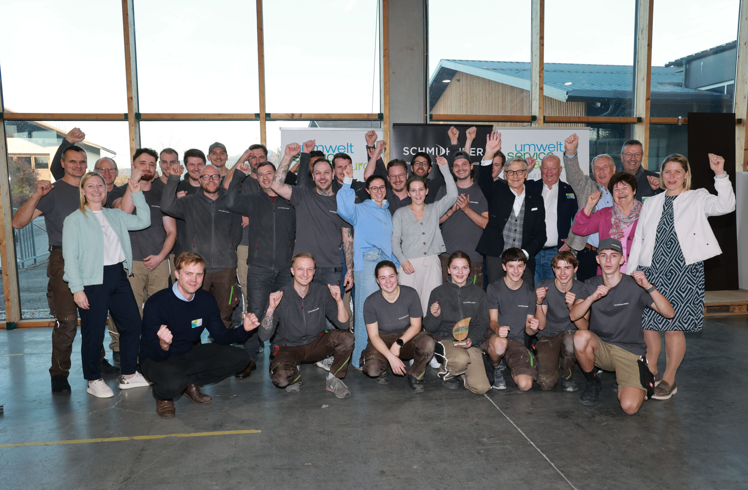 Die Möbeltischlerei Schmidhuber steht für zukunftsorientiertes Wirtschaften, Ressourcenschonung und das Einbinden von Mitarbeitenden, um Arbeitsprozesse zu optimieren. Von umwelt service salzburg erhält Unternehmen das umwelt blatt salzburg2025 in der Kategorie „ressourceneffizient fertigen“, eine Auszeichnung für herausragendes Umweltengagement. © uss/Franz Neumayr