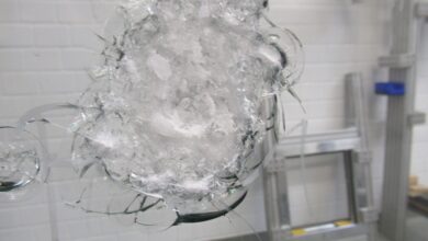 Glasflächenangriff für Anti-Panik-Verglasungen nach EN 1630 für das Produkt „Vetrogard Attack RC2.21 AP“. © Vetrotech Saint-Gobain