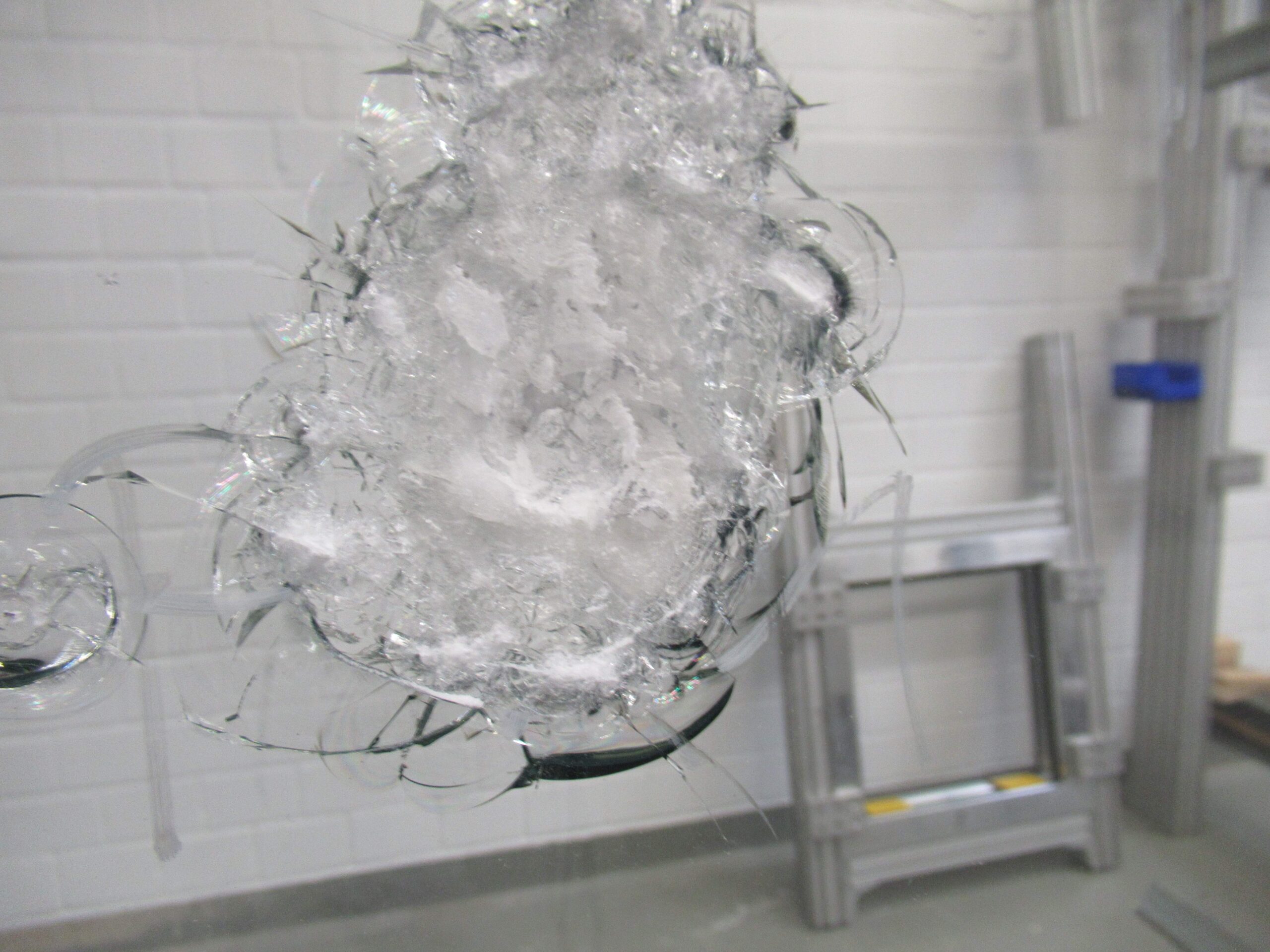 Glasflächenangriff für Anti-Panik-Verglasungen nach EN 1630 für das Produkt „Vetrogard Attack RC2.21 AP“. © Vetrotech Saint-Gobain