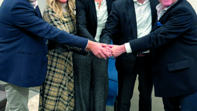 Deal done (v.l.): Paolo u. Valentina Brustio (Inhaber Elbi) Sandra Bell (CEO Reflex Winkelmann) Christian Knechtel (CEO Winkelmann Group) Michele Brustio (Inhaber Elbi). Copyright: Reflex Winkelmann