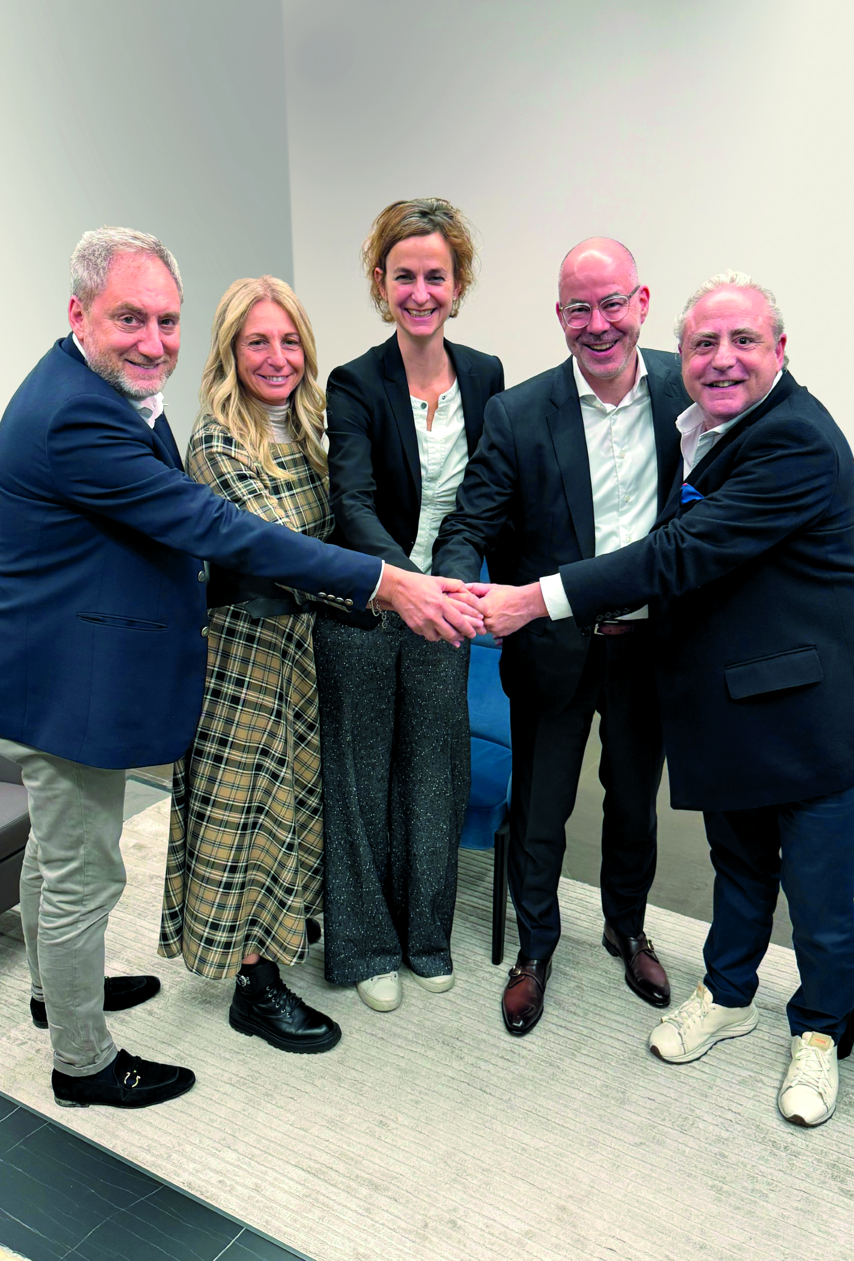 Deal done (v.l.): Paolo u. Valentina Brustio (Inhaber Elbi) Sandra Bell (CEO Reflex Winkelmann) Christian Knechtel (CEO Winkelmann Group) Michele Brustio (Inhaber Elbi). Copyright: Reflex Winkelmann