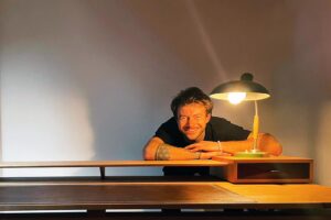 Manuel Moser von der Tischlerei Günther Lerchner in Mariapfarr wurde für seinen eleganten Schreibtisch „Zarter Kirschkern“ mit einer Auszeichnung in der Kategorie Gesellen gewürdigt. © Manuel Moser