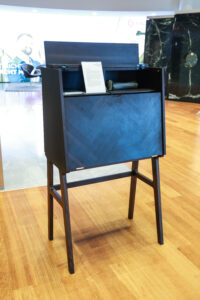 Eine Anerkennung in der Kategorie Geselle ging an Joy Gütermann aus München (Werkschulheim Felbertal) für ihr Gesellenstück „Sekretär“, der Design, Funktion und handwerkliche Qualität eindrucksvoll vereint. © Franz Neumayr/Holzcluster Salzburg