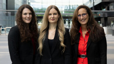 Chiara Sträner, Ramona Wißmüller und Elke Harreiß sind bereits in intensiven Vorbereitungen für die Fensterbau Frontale im März 2026 (von links). © Michele Aflatoon / moony mane