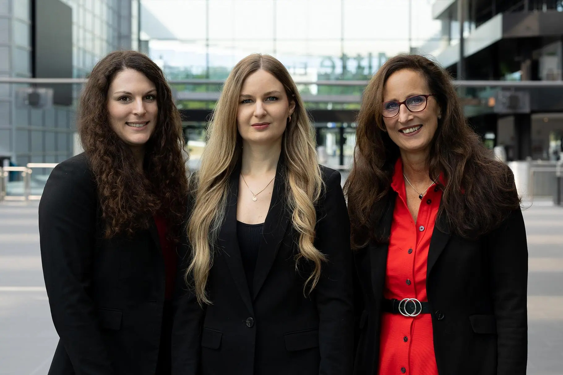 Chiara Sträner, Ramona Wißmüller und Elke Harreiß sind bereits in intensiven Vorbereitungen für die Fensterbau Frontale im März 2026 (von links). © Michele Aflatoon / moony mane