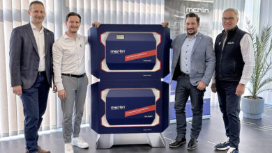 Geschäftsleitung Johannes Part, Dominik Reisinger und Johann Reisinger mit Office Manager Germany Amer Sahanic (2.v.l.) © Merlin Technology