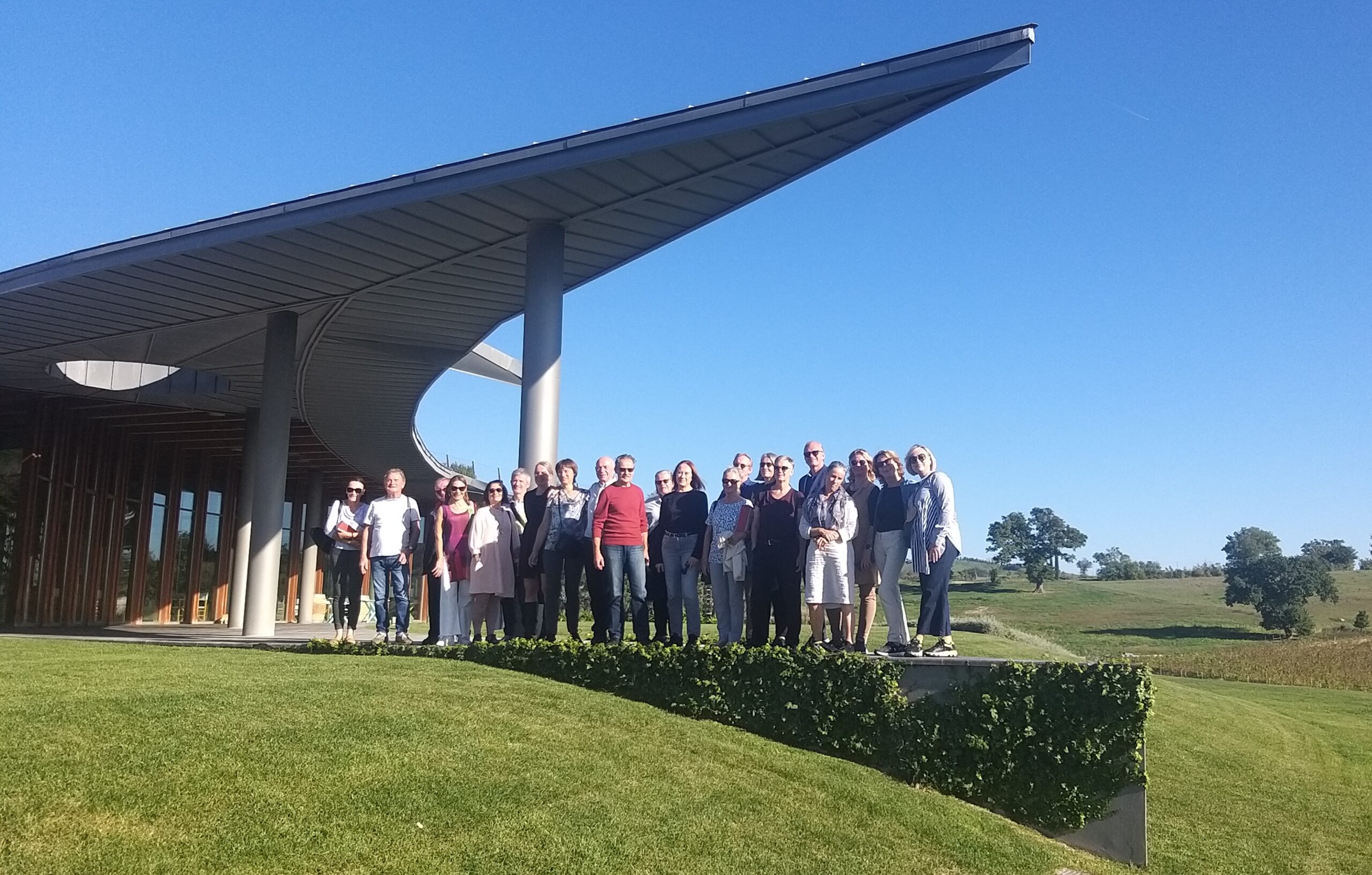 Arch On Tour Gruppe vor der Tenuta Ammiraglia – Frescobaldi, Toscana / Piero Sartogo e Nathalie Grenon, 2006