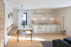 as Gästehaus „berge“ wurde kernsaniert und ist komplett mit Mobiliar und maßgeschneiderten Einbauten von Nils Holger Moormann ausgestattet. (C) Nils Holger Moormann