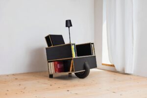 Sitz und Bibliothek in einem ist der „Bookinist“, der schon viel Aufsehen erregt hat - auch als fahrbarer Untersatz für das „Bookinisten-Rennen“. (C) Nils Holger Moormann