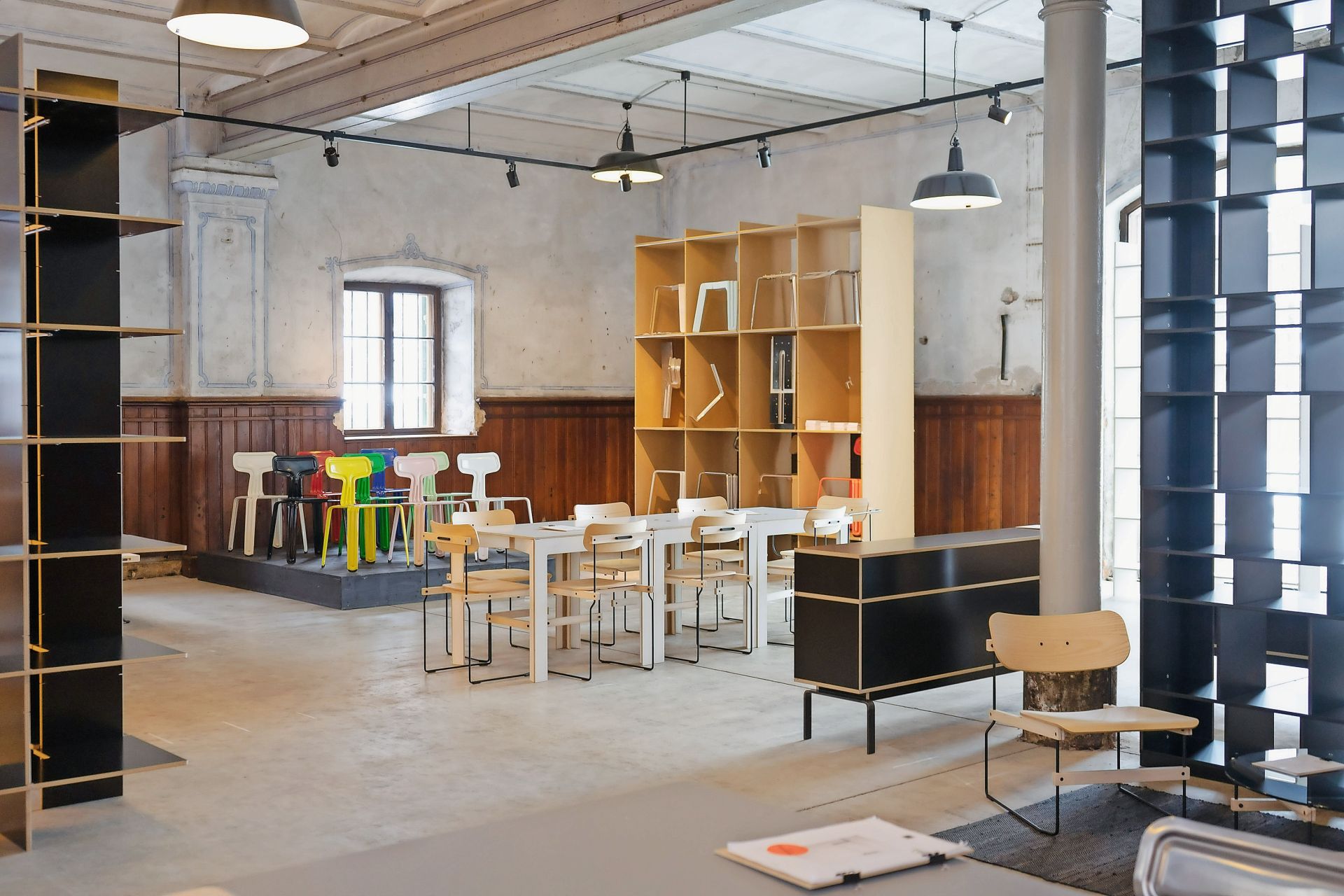 Die Festhalle in Aschau ist das kreative Zentrum des Unternehmens Nils Holger Moormann, das 2020 von Christian Knorst übernommen wurde. (C)Nils Holger Moormann