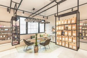 Bis weit über die Grenzen des Hausruckviertels hinaus ist die Tischlerei Moser für die Realisierung von Apothekeneinrichtung bekannt. (C) Paul Eis