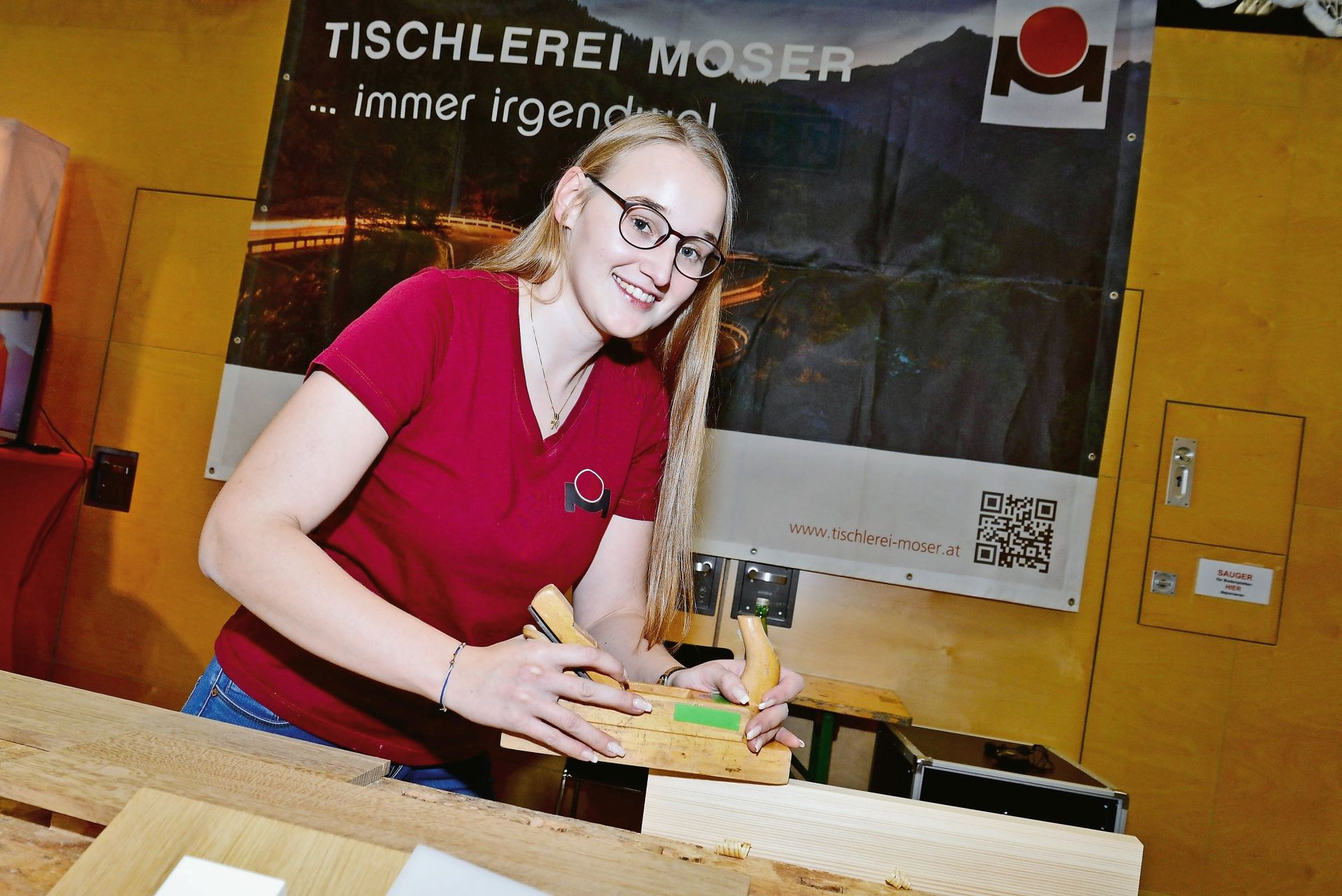 „Es freut mich jedes Mal von Neuem, wenn wir für unsere Kund*innen genau das umsetzen können, was sie sich vorgestellt haben und wir für ihre Bedürfnisse individuelle Lösungen finden“, sagt Tischlermeisterin Lisa Maria Aschl. (C) Event Foto