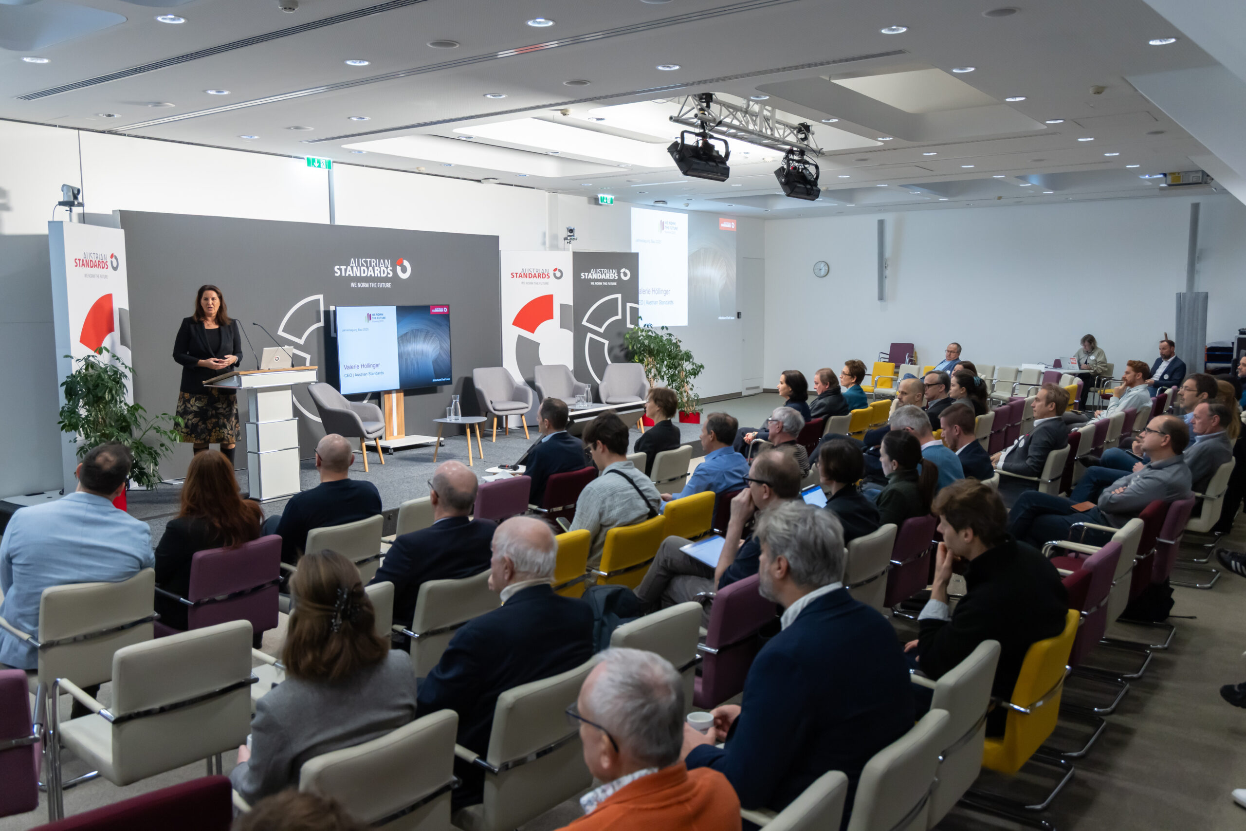 Tagungsraum mit Zuhörer*innen