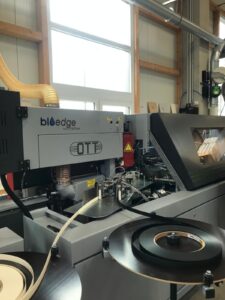 Im Rahmen der Innovationstage im Oktober 2025 wurde an einer Pacific+ mit „BluEdge“ im Praxistest eindrücklich gezeigt, dass auch an kleineren Maschinen Nullfugentechnologie nicht nur möglich ist, sondern im Wechsel mit PUR-Verarbeitung besonders sinnvoll eingesetzt werden kann. © G. Haigermoser