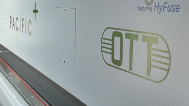 Die kompakte Kantenanleimmaschine Pacific+ ist nun auch in der „BluEdge“ Edition erhältlich. . © Paul Ott