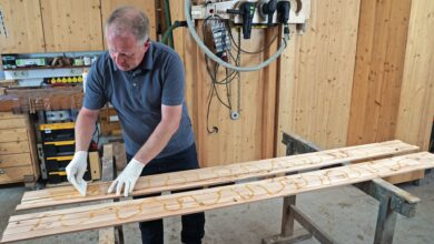 Bei der Verarbeitung von Polyurethanleim sind Schutzmaßnahmen wie eine ausreichende Frischluftzufuhr und die Nutzung geeigneter Handschuhe unabdingbar. (C) Böning