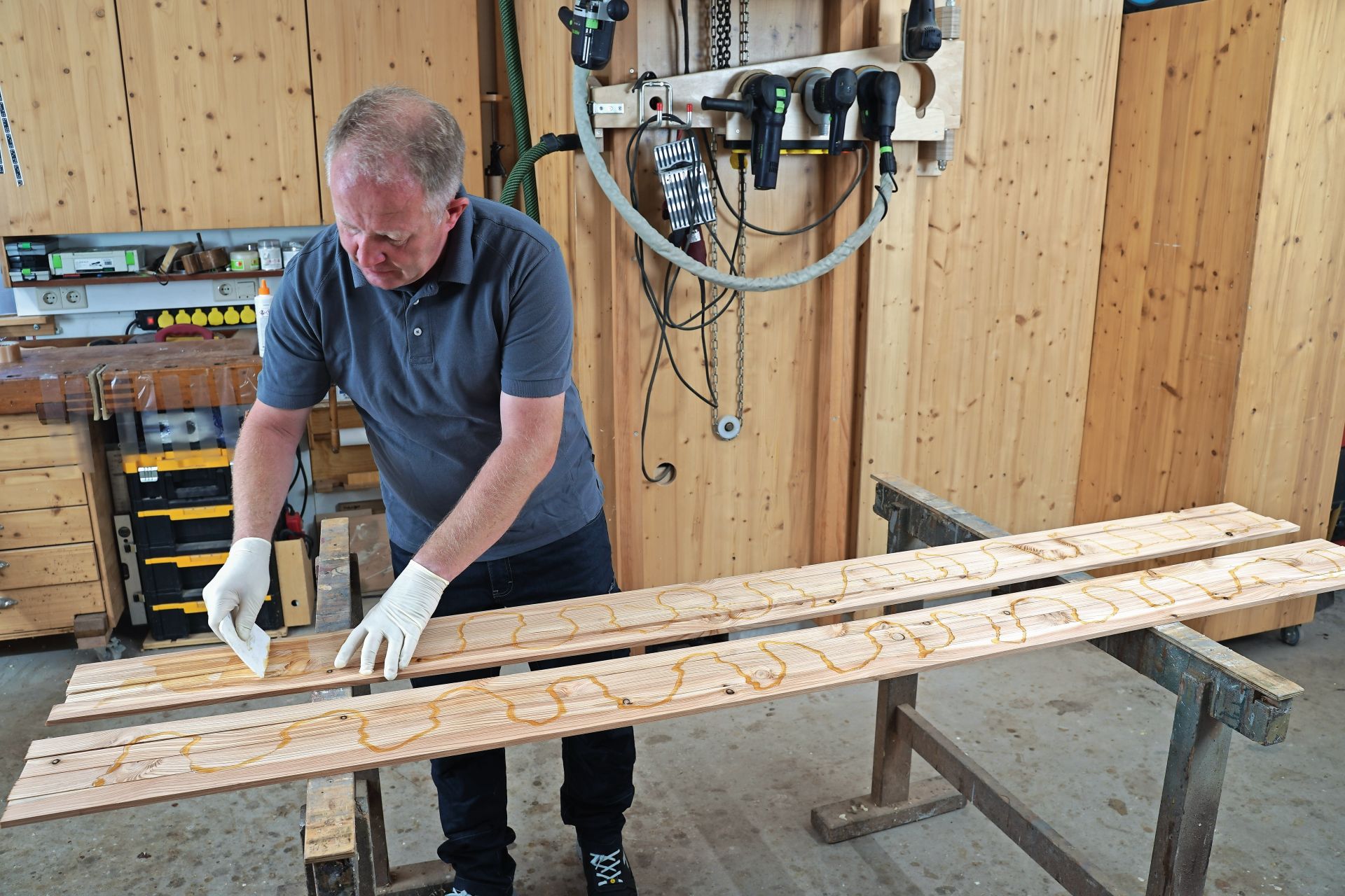 Bei der Verarbeitung von Polyurethanleim sind Schutzmaßnahmen wie eine ausreichende Frischluftzufuhr und die Nutzung geeigneter Handschuhe unabdingbar. (C) Böning