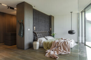 In den letzten Jahren sind Wandgestaltung mit Holz, Stoff und anderen Materialien wieder ein wichtiges Thema geworden. © Gabriel Buechelmeier 