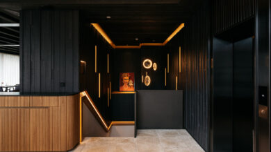 „Ein Design Trend, der für uns als Tischler sehr wichtig ist, ist die Rückkehr der Wandpaneele und Wandvertäfelungen“, sagt Joachim Mayer. Im Hotel Refugium Lunz trägt man diesem Trend in vielen Facetten Rechnung. © Gregor Hofbauer