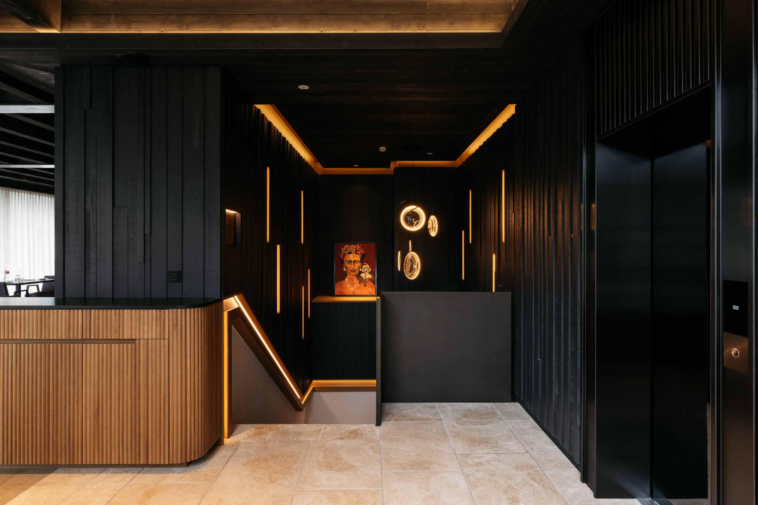 „Ein Design Trend, der für uns als Tischler sehr wichtig ist, ist die Rückkehr der Wandpaneele und Wandvertäfelungen“, sagt Joachim Mayer. Im Hotel Refugium Lunz trägt man diesem Trend in vielen Facetten Rechnung. © Gregor Hofbauer