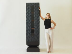 Das Meisterstück von Bianca Nabholz besteht aus einem Außenkorpus aus Ahorn, der mit einem aufwändigen Relief versehen ist. © HTBLA Hallstatt