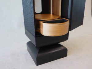 Der äußere Korpus sitz auf einem Stahlsockel und ist drehbar. Die Innenkonstruktion aus Rüster ist wiederum für sich um 360 Grad drehbar. © HTBLA Hallstatt