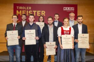 Herzlichen Glückwunsch an die 19 frisch gebackenen Meister*innen, die bei der Meisterfeier ausgezeichnet wurden. © Die Fotografen/WK Tirol