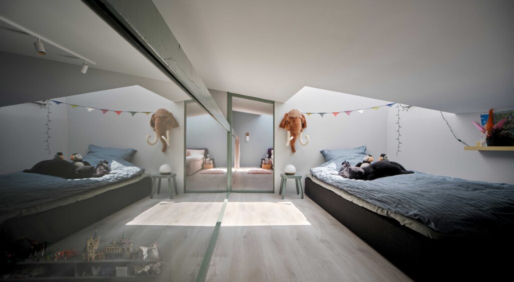 Das Flachdach-Fenster über der Schlafempore im Kinderzimmer sorgt für reichlich Tageslicht und ermöglicht das Einschlafen mit Blick in den Sternenhimmel. © Velux / Adam Mørk