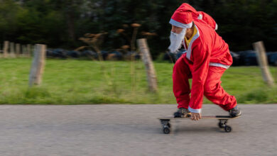 Weihnachtsmann auf Skateboard