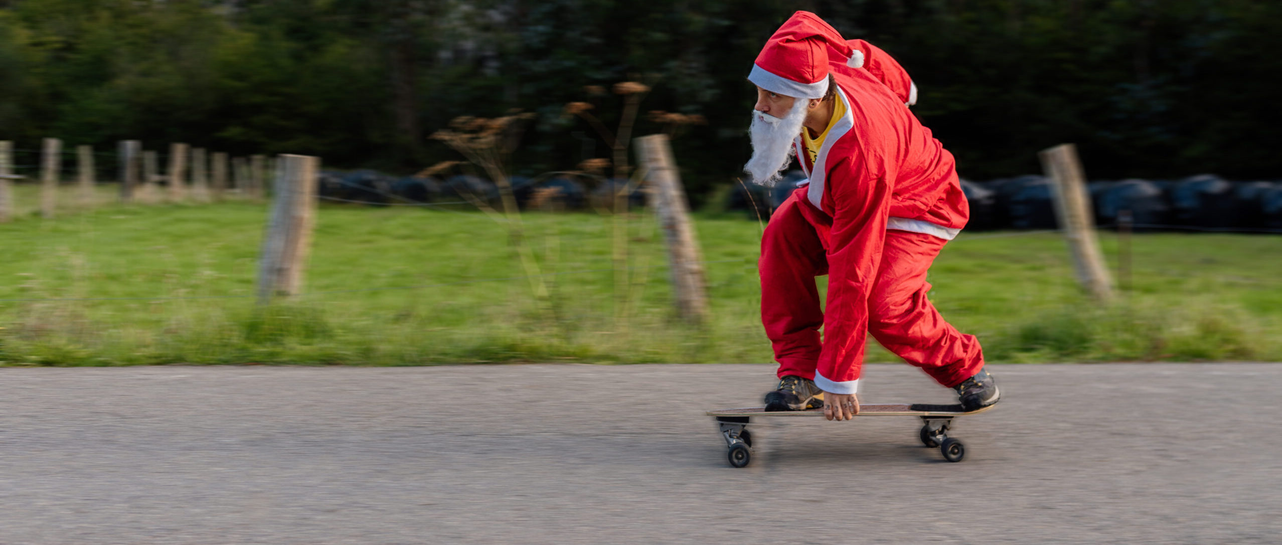 Weihnachtsmann auf Skateboard